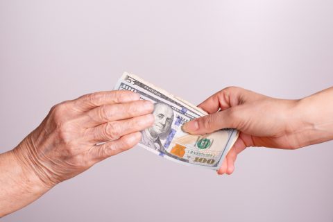 親から住宅の頭金として500万円出してもらいました。手渡しでもらった現金だけど、税務署に申告する必要ありますか？ 申告が必要な境界線を知りたいです。