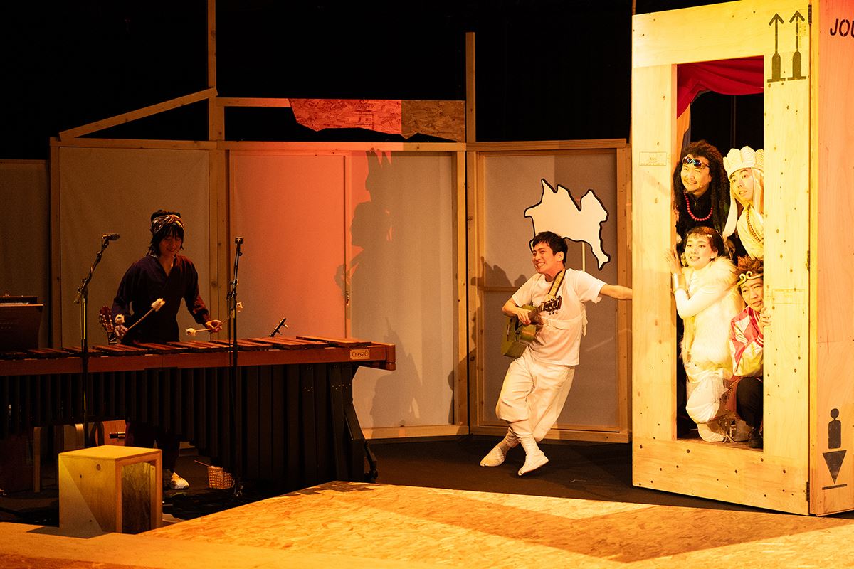 柄本時生、成河ら出演のKAATカナガワ・ツアー・プロジェクト第三弾の舞台写真が到着長塚圭史「新作はパンクな芝居」