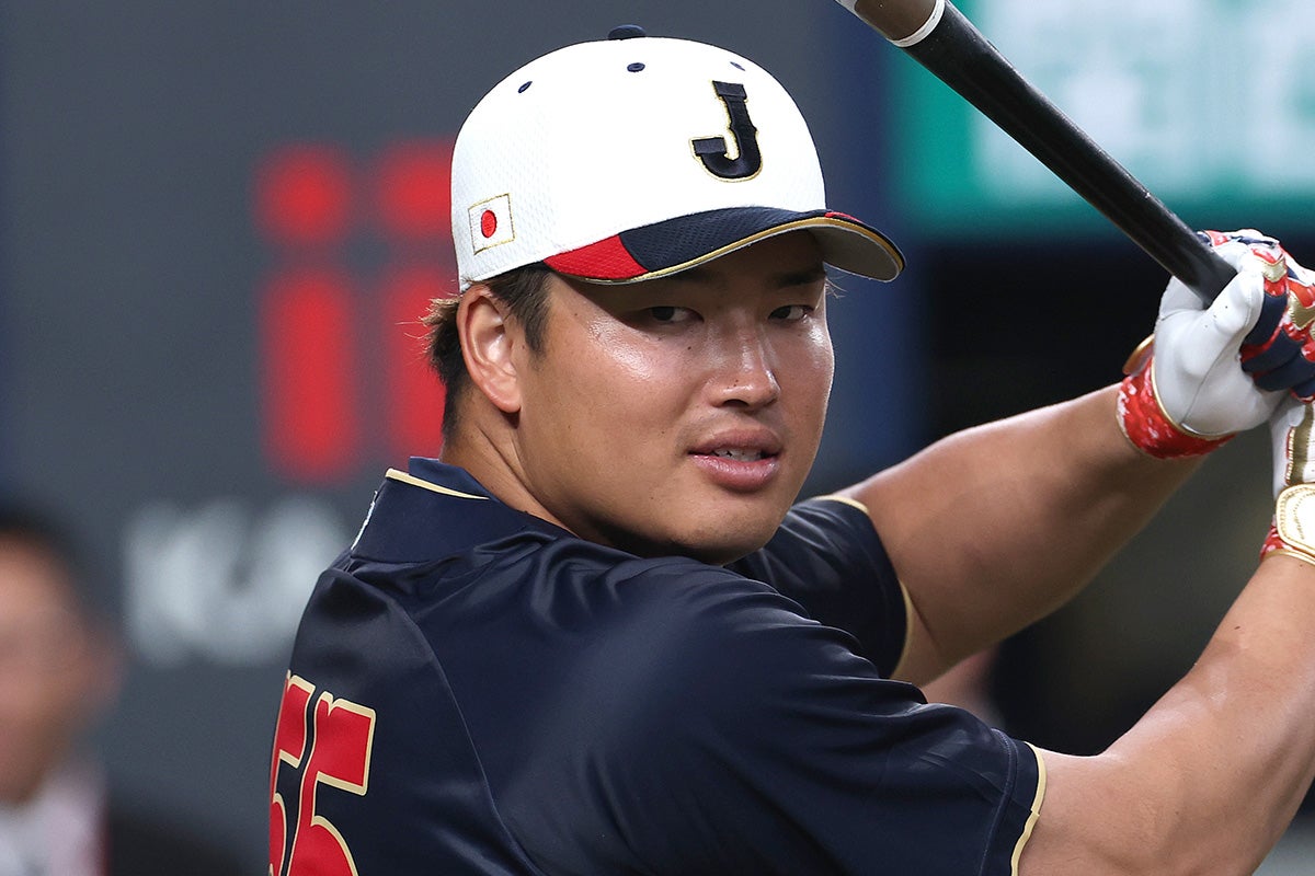 「侍ジャパンとして恥ずかしくない言動を」村上宗隆天皇ご一家を前に“腕組み騒動”で受けていた「注意勧告」