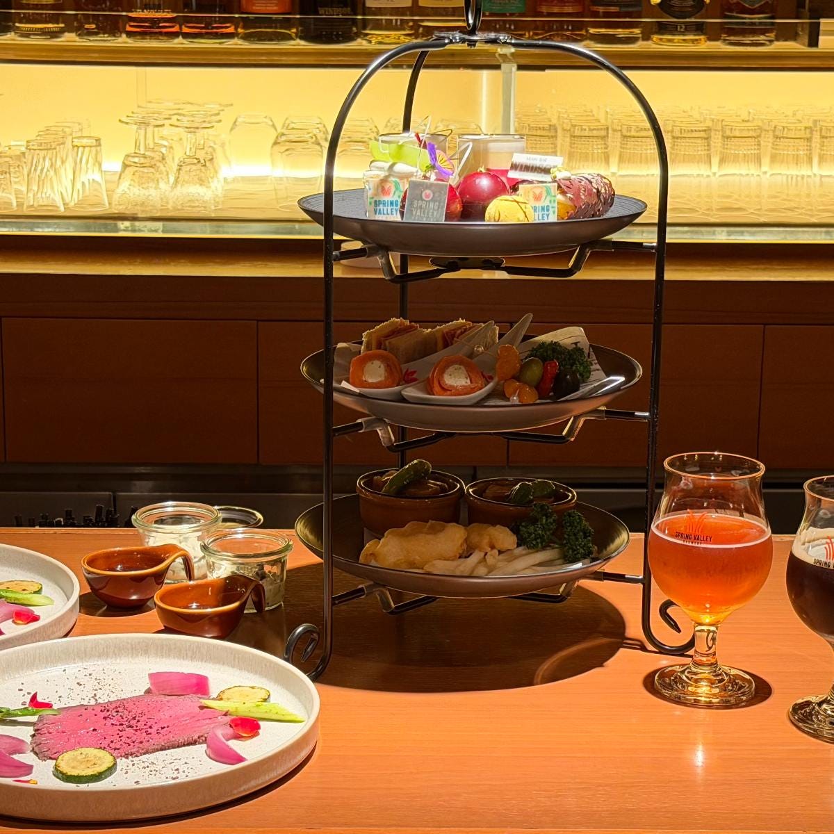 東京プリンスホテル「メインバー ウインザー」で体験。クラフトビールとスイーツの新しい味わいを楽しむ大人の時間