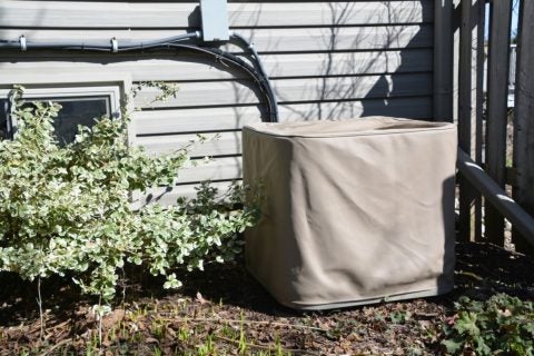 室外機に日よけカバーをつけたら夫に「メーカーが禁止してるぞ」と言われました。節電になると思ってやったので心外です。本当に外したほうがよいのでしょうか？