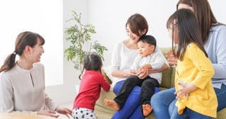現在共働きで2人の子どもがいます。子育てに専念するために仕事をやめようか悩んでいますが、夫の年収「400万円」だけでも生活できるでしょうか？