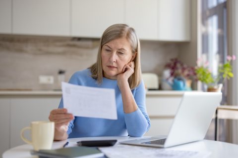「退職金1000万円」で、65歳から「年金月15万円＋iDeCo年50万円」の予定。iDeCoは“分割受け取りなら非課税”と信じてたのに、年金額のせいで「増税される」!? 受給時のポイントを解説