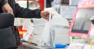 「汗水流して働く中国青年」と「レジ金を盗む日本人」…コンビニ夜勤で痛感した「外国人を優遇しすぎ」と叫ぶ社会への違和感