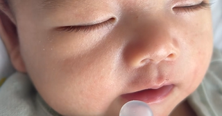おしゃぶりをくわえたまま…5カ月赤ちゃんの寝落ち寸前に癒やされる大人続出！