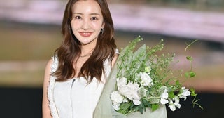 板野友美、ほっそり二の腕輝くオールホワイトコーデで登場【GirlsAward 2025SS】