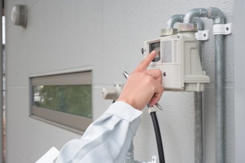 実家のガスメーターに丸いシールが貼られていました。空き巣のマーキングだったら怖いです。警察に相談すべきでしょうか？