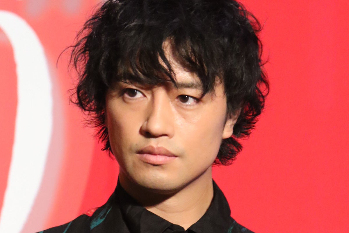 「今日も家の前でしました」斎藤工本人にも自ら報告…愛犬が散歩中にトイレをしてしまう“大人気俳優の自宅”