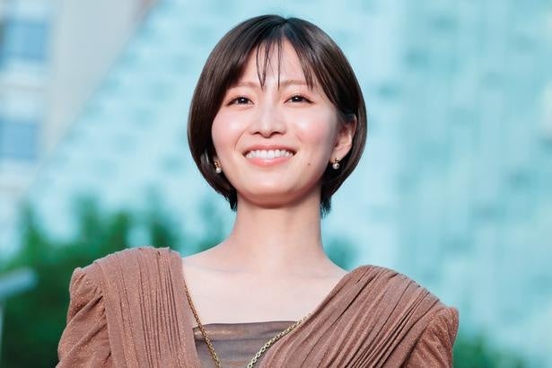 「素敵な親子ですね」…岡崎紗絵&石黒賢、親子演じる2人のさわやか笑顔の仲良しオフショット公開＜告白－25年目の秘密－＞