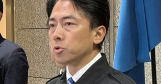「アングルが変だぞ」小泉防衛大臣が“モデル並み”のスタイルに…熊本地震当日の報道官SNS写真に「勘違いしてる？」とツッコミ殺到