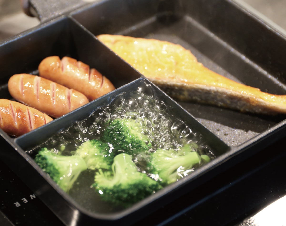 お弁当作りの一番大変な「品数を揃える」が1個のフライパンで完結する。朝の段取りがラクになるアイテム登場