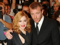 マドンナ＆ガイ・リッチー元夫婦が奇跡の再会！息子ロッコの個展で親子3ショット