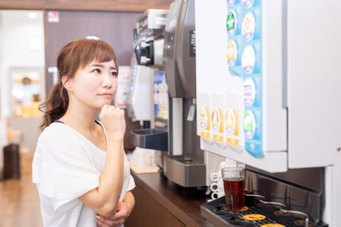 ファミレスでママ友が「ドリンクバー」を注文！ 私は「水でいい」と言ったら「全員が頼まないのはマナー違反」とのこと。“回し飲み”しなくても、本当にダメなのでしょうか？