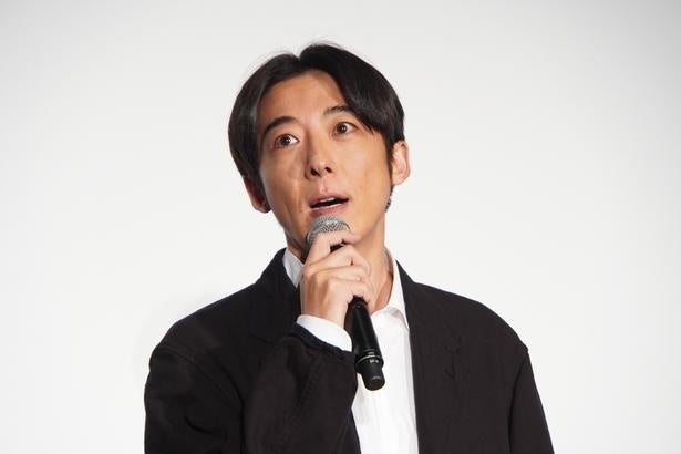 高橋一生、柳沢慎吾のマシンガントークに完敗「楽しそう」撮影裏の“アイス頬張る”オフショット＜リボーン 〜最後のヒーロー〜＞