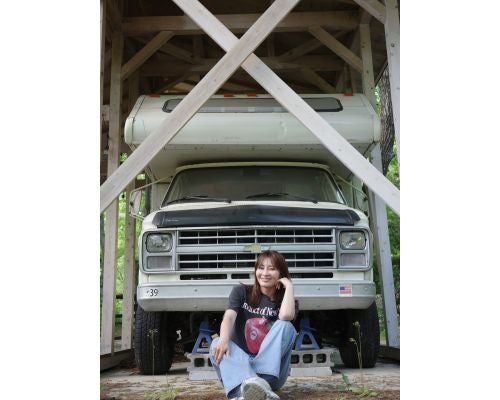  新山千春、夫婦でレア車・シボレーの車中泊キャンプ満喫 