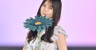 日向坂46小坂菜緒「non-no」専属モデルとして初ランウェイ 花柄ワンピで華やかに登場【GirlsAward 2025SS】