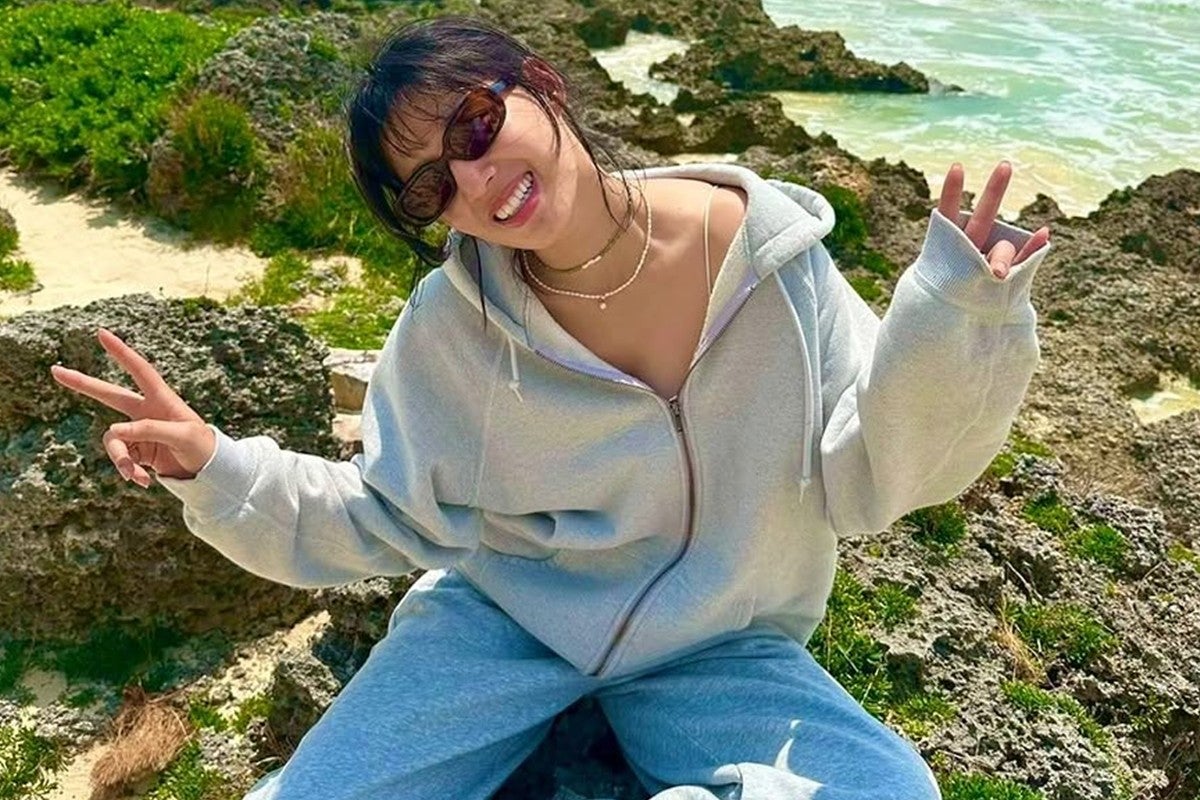 「脱ごうとしてる？」“紅白5度出場”女優（28）“目のやり場に困る”大胆肌見せショットにファン衝撃