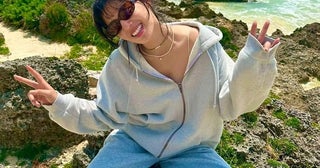 「脱ごうとしてる？」“紅白5度出場”女優（28）“目のやり場に困る”大胆肌見せショットにファン衝撃