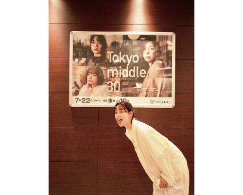  のん、新ドラマのポスターをバックに舌ペロ＆笑顔のオフショット披露 