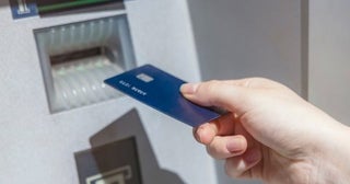銀行のキャッシュカードを再発行したら「1100円」かかりました。どの銀行も手数料はかかるのでしょうか？
