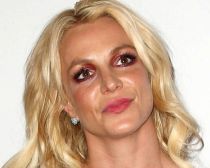 米お騒がせ歌姫の息子たちがすっかりイケメンに成長。ファッションショーでひときわ視線集める