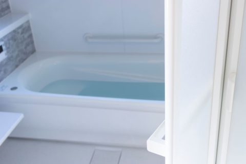 正月の帰省の際、両親が「水道光熱費がかさむから、風呂は2日に1回」と言っていました。毎日浴槽にお湯を入れる場合と1ヶ月の水道光熱費はどれくらい変わりますか？