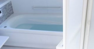正月の帰省の際、両親が「水道光熱費がかさむから、風呂は2日に1回」と言っていました。毎日浴槽にお湯を入れる場合と1ヶ月の水道光熱費はどれくらい変わりますか？