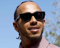 F1伝説ハミルトン、大黒PAにフェラーリで降臨！熱愛中のお騒がせセレブ美女と日本旅行を満喫