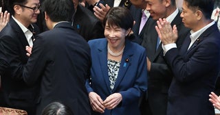高市首相の背後に“応援団”ズラリ、党首討論で異様な「立ち見・拍手」に識者も唖然…野党の追及不十分で議論空転