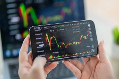 住宅ローン“残り2000万円・金利0.8％・残27年”の同僚が繰り上げ返済を検討中。300万円を一括返済 vs “オルカン投資”25年、最終的にどっちが得でいくら違う？