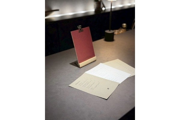 入口では「月」がお出迎え。札幌・すすきのに隠れ家カフェ＆バー「nuit.」がオープン