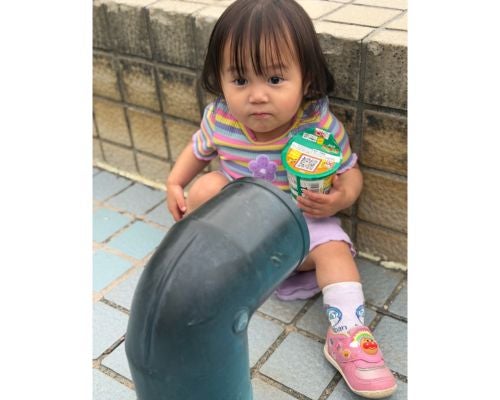  山本圭壱、１歳愛娘の“初じゃがりこ”無邪気なショットに絶賛の声 