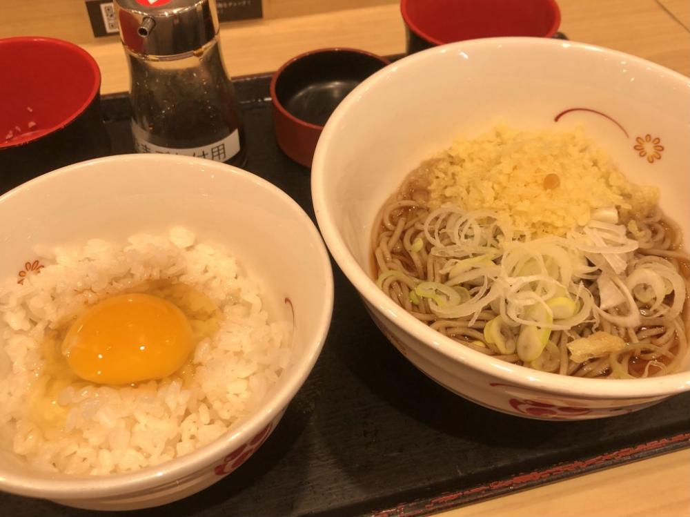 JR駅構内のそばチェーン&quot;380円朝定食&quot;が優秀。ちょうどよく満たされるモーニング。《編集部レポ》