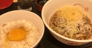 JR駅構内のそばチェーン&quot;380円朝定食&quot;が優秀。ちょうどよく満たされるモーニング。《編集部レポ》