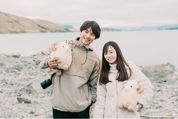 福士蒼汰×福原遥、ニュージーランドで見せた“無邪気な笑顔”メイキング＆オフショット公開＜楓＞