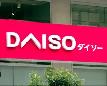 ケチャップ汚れが1分で落ちた！ ダイソーの「洗濯グッズ2つ」で“ちょい洗い”が想像以上にラクに