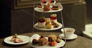 ジャヌ東京で英国伝統のティーカルチャーにふれる「ティートロリー アフタヌーンティー」。厳選茶葉をトロリーサービスで