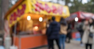 花火大会で屋台を利用したら、家族4人で「1万円」を超えてびっくり！ コンビニで買って持参するとどれくらい節約になるのでしょうか？