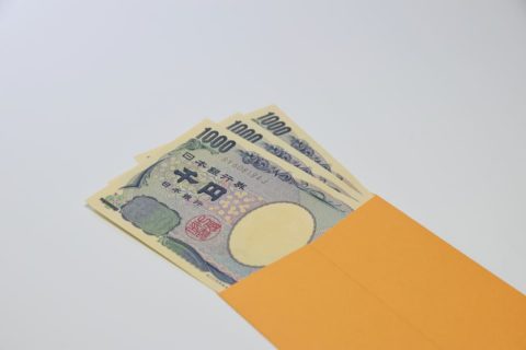 引っ越し当日の作業前に、業者のスタッフさん2人に「冷たいものでも飲んで」と1000円ずつ渡しました。金額としてこれでよかったでしょうか。