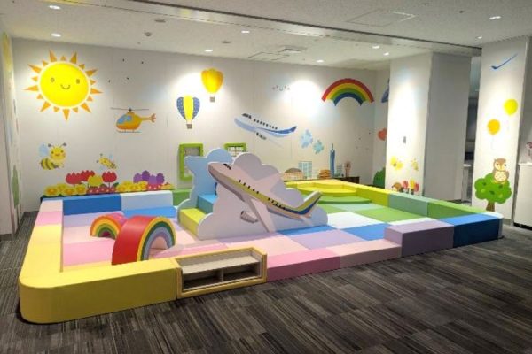 福岡国際空港、キッズコーナーをリニューアル飛行機モチーフのすべり台など遊具充実