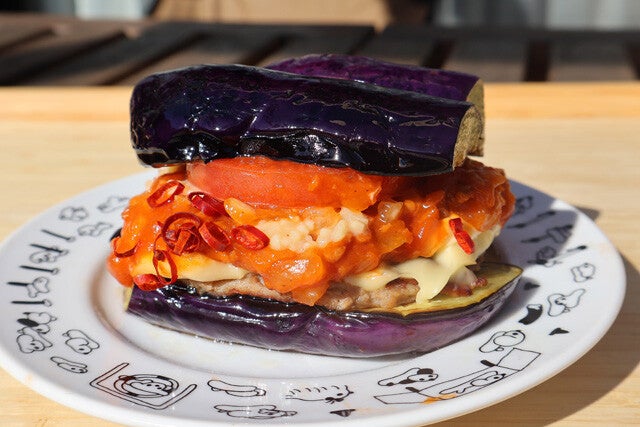 【ナスチーズバーガー】「モスの菜摘」に新シリーズ誕生？焼きナスでモスチーズの中身を挟んだ見た目×の激ウマバーガー！＜野島慎一郎のバカレシピ＞