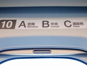 新幹線で自分の指定席に「見知らぬ外国人」が。注意しても無視、車掌が来て判明した“まさかの事実”