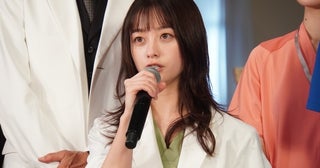 橋本環奈、デニムジャケット&ロングスカートの“春”ファッションがかわいい笑顔のピースショット公開＜天久鷹央の推理カルテ＞