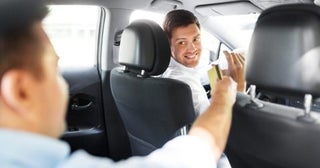 日本の「タクシー運転手」は「チップ」をもらえる？ そのまま「収入」にしてよいの？
