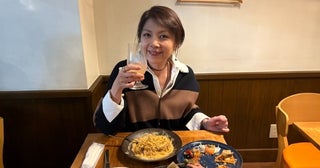飯島直子「そんなこと言ったら負けませんよ!?」“バツ持ち”とこぼす店主に謎の対抗心＜飯島直子の今夜一杯いっちゃう？＞