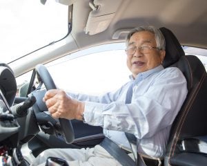 免許返納をごねる80歳の父。家族が車を売り払うも、なぜか車庫に“全く同じ車”が停めてあり…