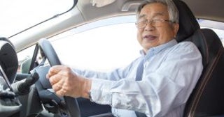 免許返納をごねる80歳の父。家族が車を売り払うも、なぜか車庫に“全く同じ車”が停めてあり…