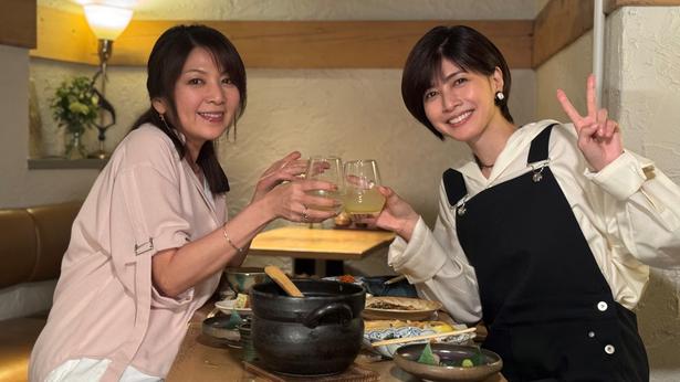 飯島直子、内田有紀と初サシ飲み「最後から二番目の恋」の貴重エピソードで大盛り上がり＜飯島直子の今夜一杯いっちゃう？＞