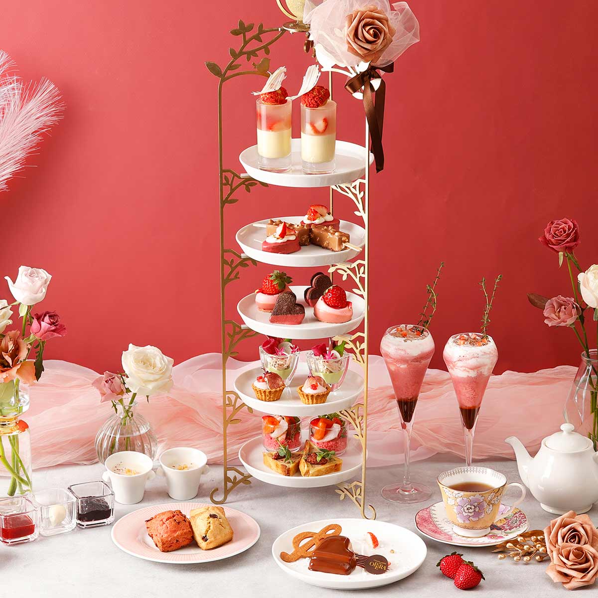 ホテル インターコンチネンタル 東京ベイ「ストロベリー＆ショコラアフタヌーンティー」。グランドピアノ型のいちごムースも