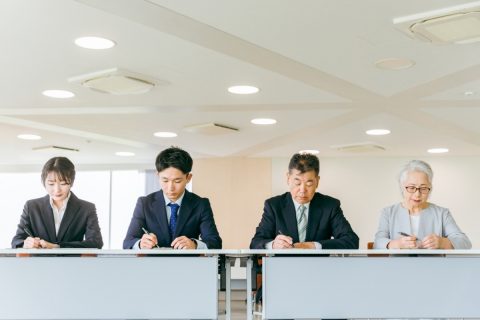 再雇用で同じ部署に残ったら、元部下から「もう上司じゃないんだから、現役時代と同じ態度で指示しないでください」と言われました。給料が下がっても、これまで通り仕事をしてはいけないのでしょうか？